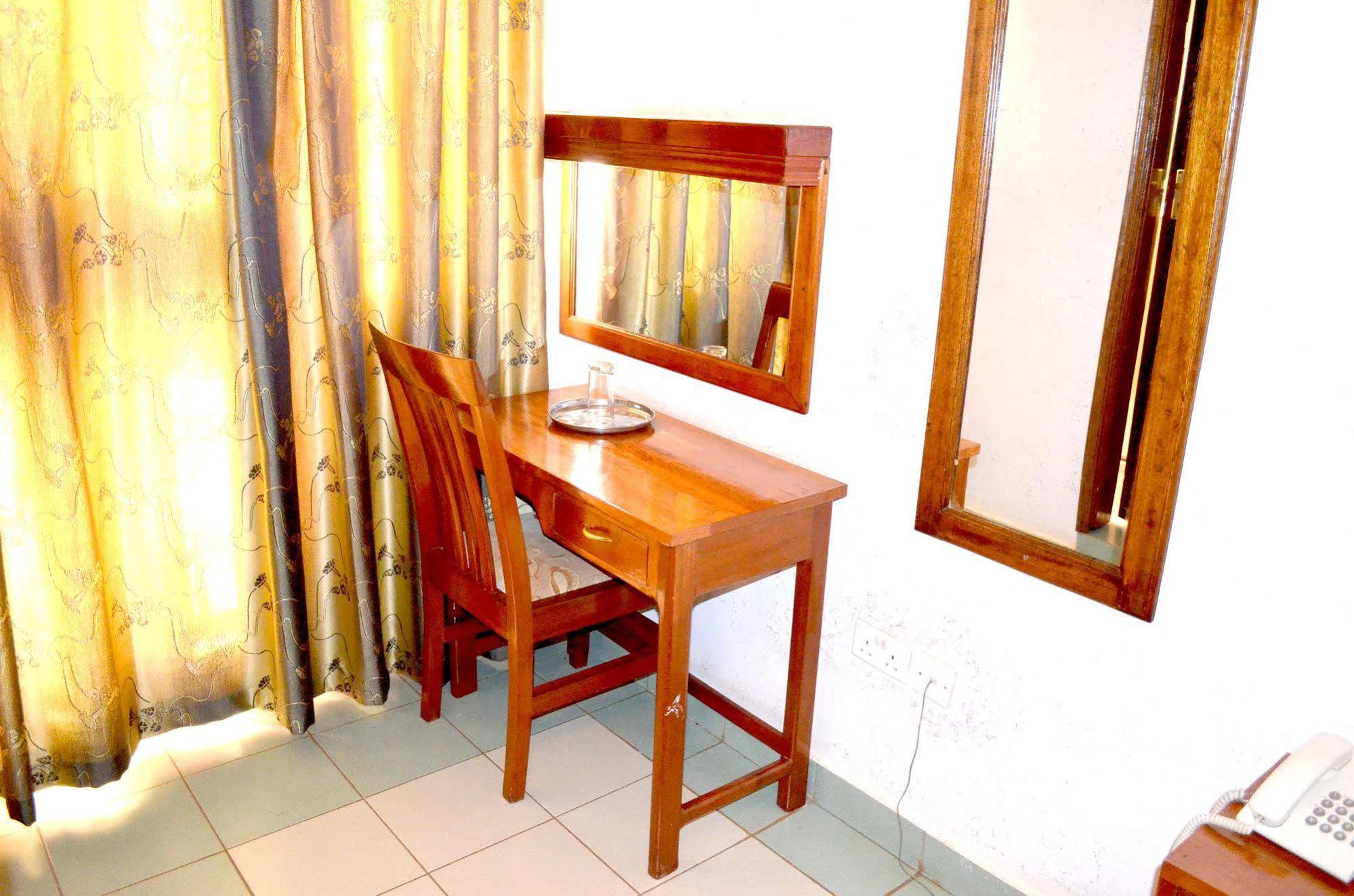 Areba Hotel Entebbe Esterno foto