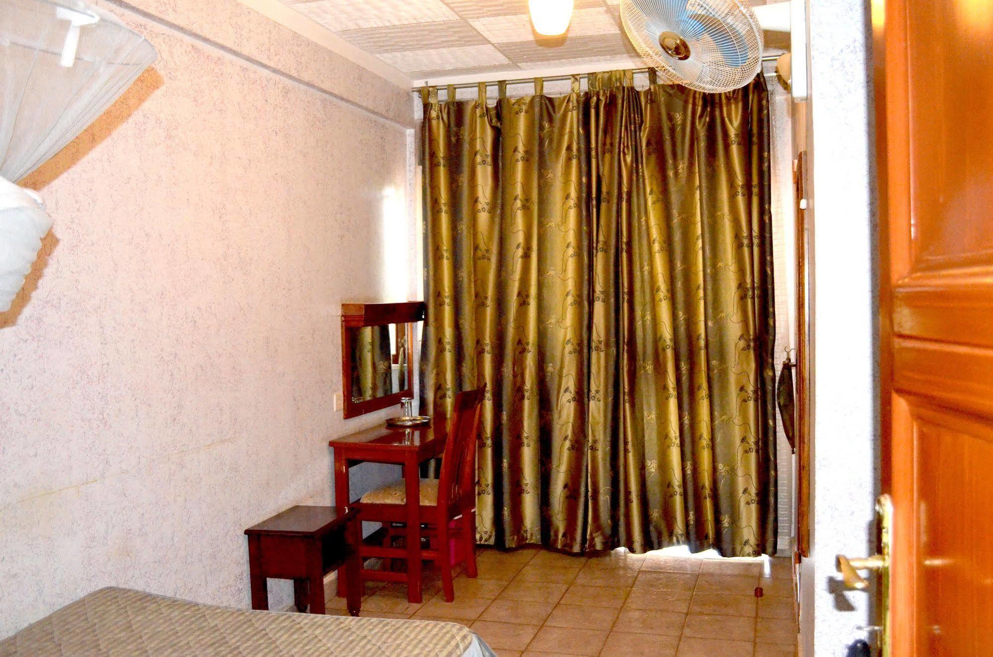 Areba Hotel Entebbe Esterno foto