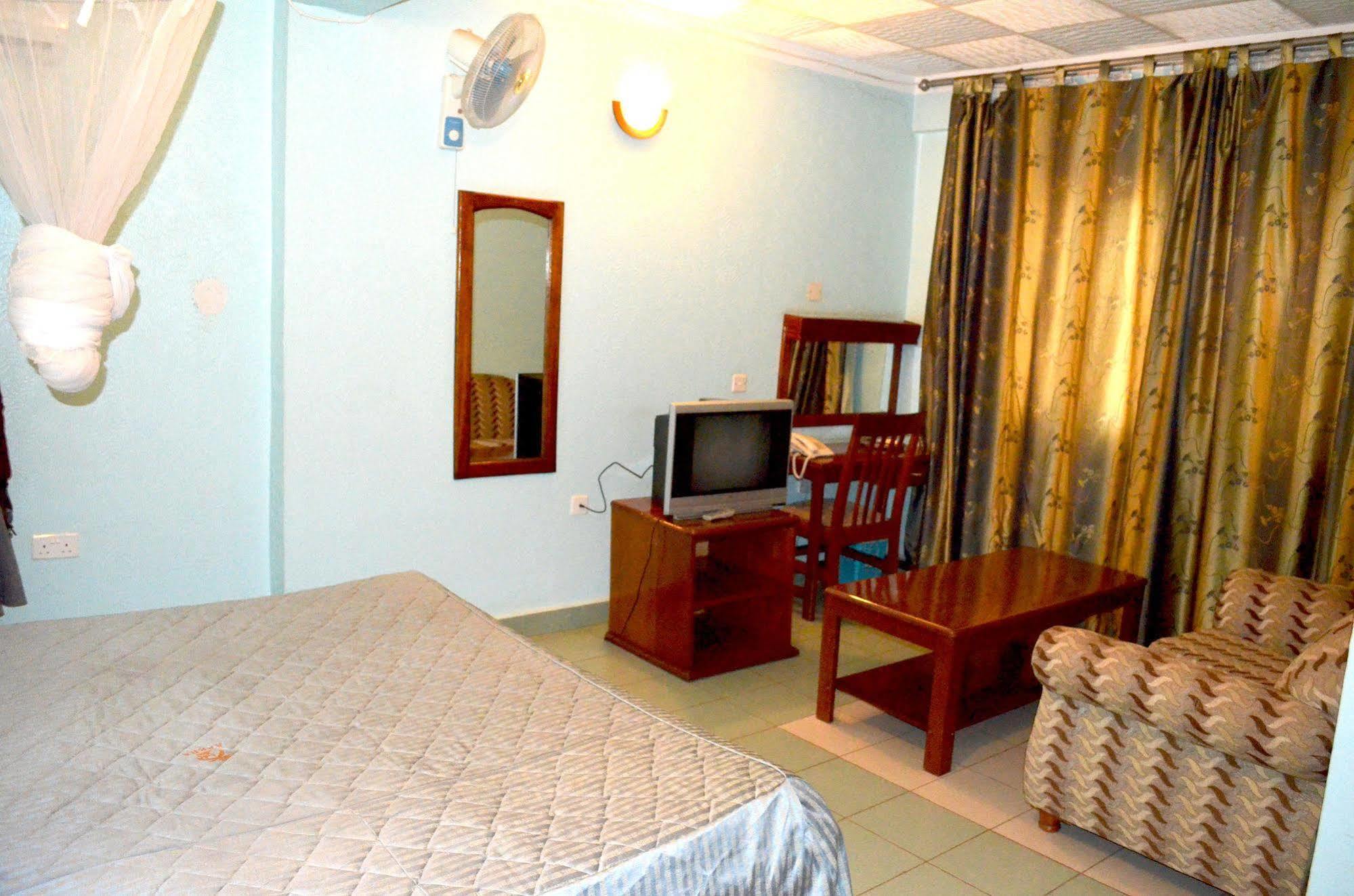 Areba Hotel Entebbe Esterno foto